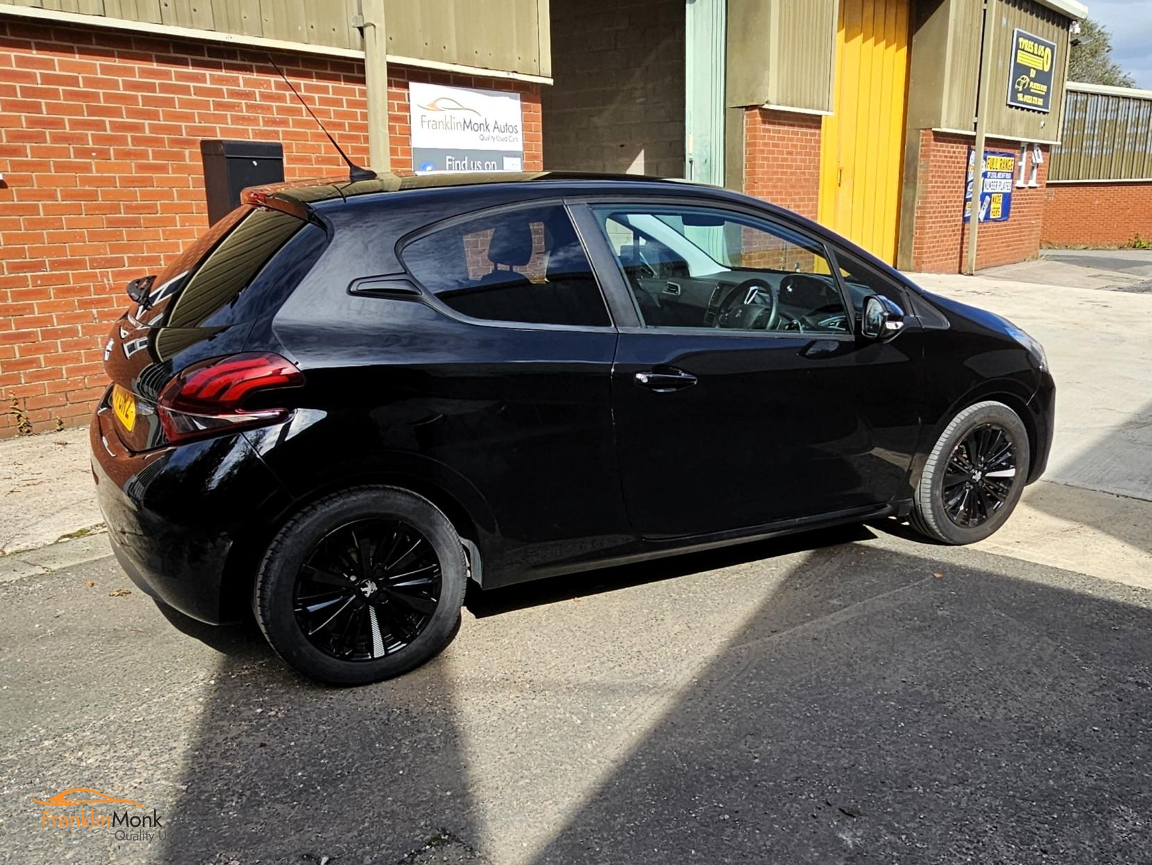 Peugeot 208 1.2 PureTech Black Edition Hatchback 3dr Petrol Manual Euro 6 (82 ps)