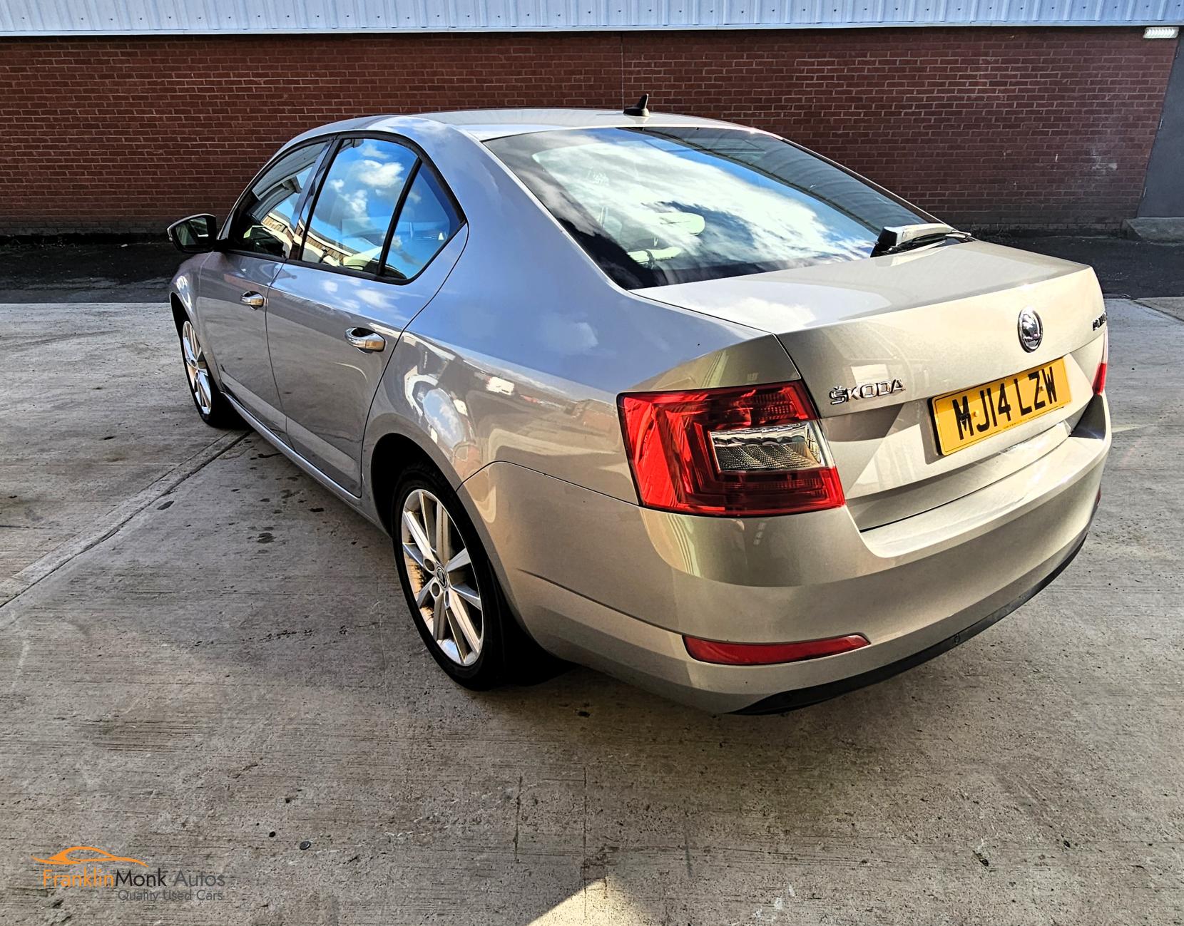 Skoda Octavia 1.6 TDI Elegance Hatchback 5dr Diesel Manual Euro 5 (s/s) (105 ps)